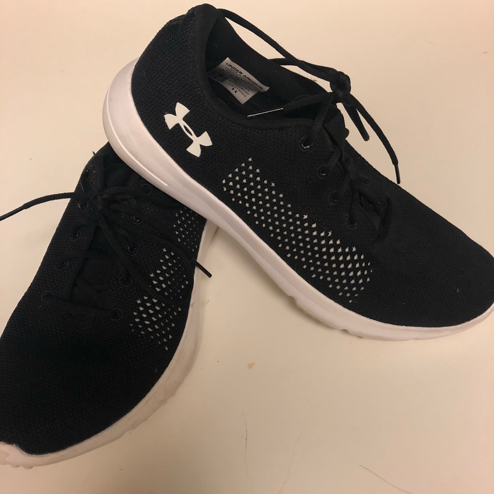 Under Armour Black women sneaker 9.5 fits 9